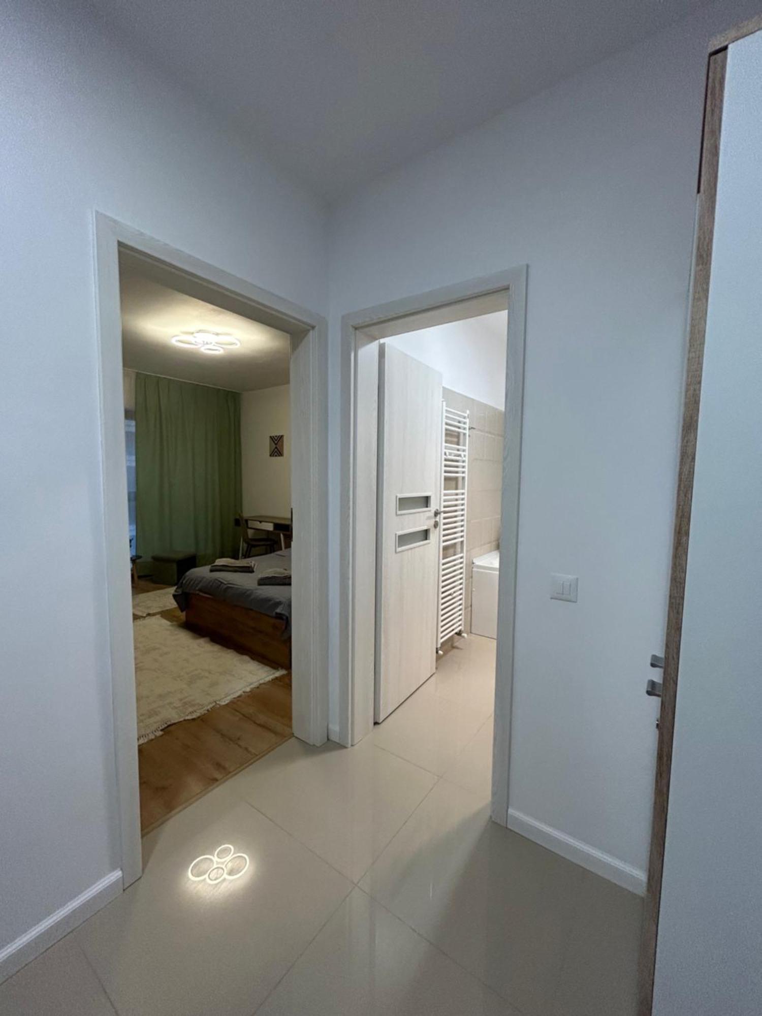 Apartment Stylish With Balcony At Exigent Plaza - 04